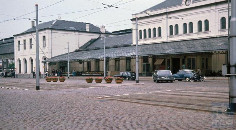 Den Haag kent van oudsher twee belangrijke stations, een van de HSM en een van de SS. De locatie van dit laatste is de Rijnstraat. Het architectonisch gezien vrij saaie stationsgebouw op deze foto is van de hand van architect A.W. van Erkel, die het in 1868 heeft ontworpen.