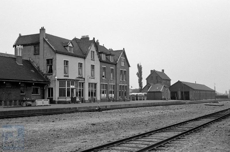 Dit is het voormalige hoofdstation van Stadskanaal. Rechts zien we nog de locloods staan. Deze werd in 1960 getransformeerd tot busgarage.