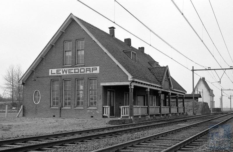 De Zeeuwse lijn kent op Zuid-Beveland nog steeds een redelijk aantal stations, maar vroeger waren er meer. Zoals Lewedorp, gelegen tussen Goes en Middelburg.