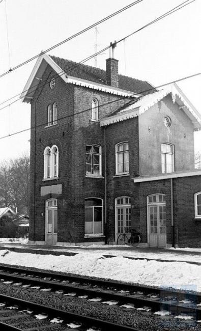 In Nuenen was vroeger een halte van de stoptreinen op het traject van Eindhoven naar Venlo. Het station is tegelijk met de opening van deze lijn in 1866 in gebruik genomen.