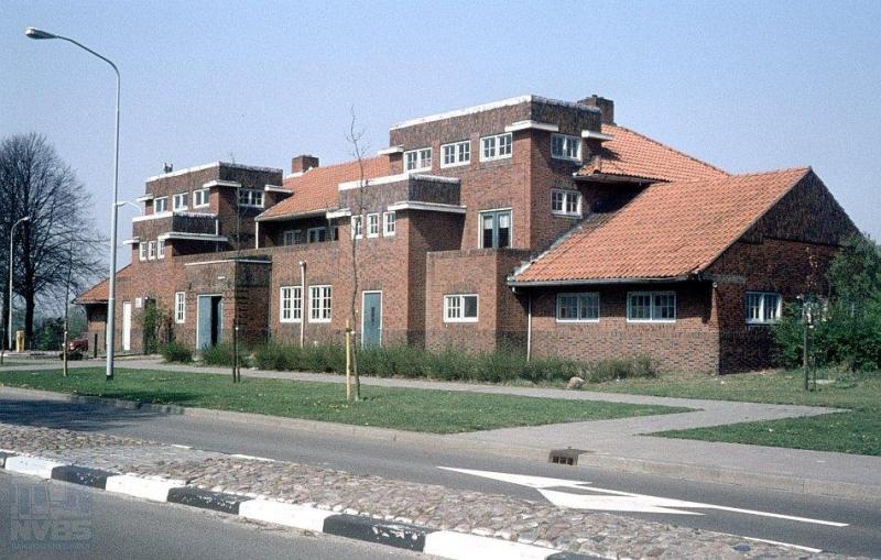 We blijven nog even in de provincie Groningen en tonen u nu, vanaf de straat gezien, het station van Ter Apel. Wat een majestueus gebouw! Het werd in 1922 gebouwd in de stijl van de toen bij architecten zeer populaire Amsterdamsche School. Het reizigersvervoer werd in 1935 gestaakt.