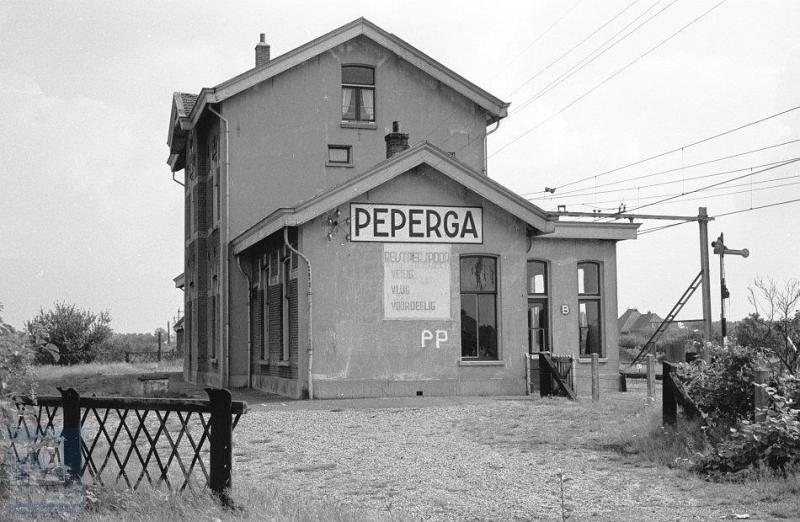 Peperga ligt tussen Steenwijk en Heerenveen, in Friesland dus. ‘Vlug, Veilig en Voordelig' was lange tijd de leuze van NS die je op veel plaatsen kon tegenkomen, waaronder hier in Peperga.
