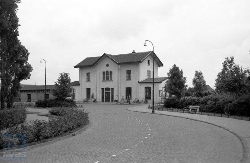 Vanaf de straatzijde werpen we op deze foto een blik op het voormalige station van Franeker.