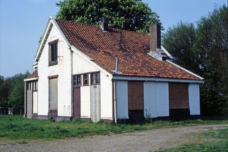 Exloo, waar dit station heeft gestaan, ligt aan een spoorlijn tussen Gasselternijveen en Emmen.