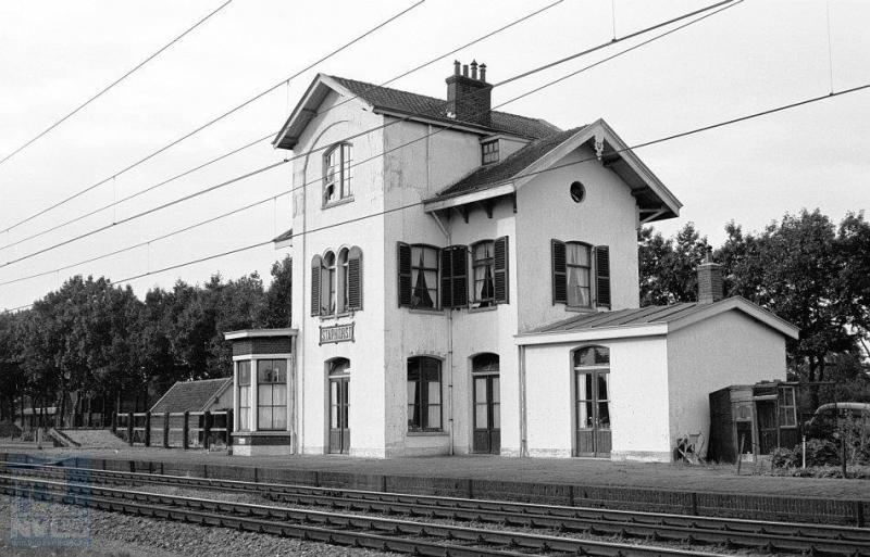 Vanaf de zuidwestkant gefotografeerd: het voormalige station van Staphorst.