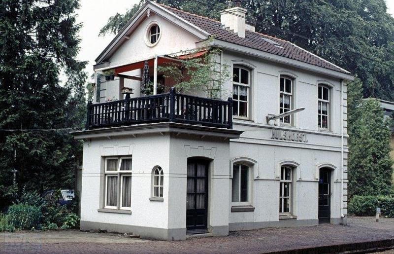 Het station van Hulshorst, gelegen in het noorden van de Veluwe, staat midden in de bossen. Het was een geliefd oord voor vakantiegangers. Het gebouw stamt uit 1865.