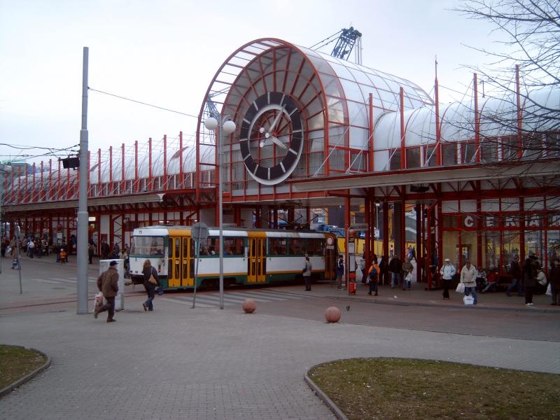 Een van de trams van Liberec bij het centrale punt. Dit bedrijf rijdt als een van de weinige nog uitsluitend met Tatra trams.Het knooppunt van het openbaar vervoer in Liberec heet Fügnerova.