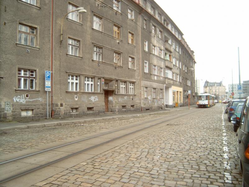 Kort na het beginpunt passeren we enkele grauwe flatgebouwen.Foto: NB, 2007.