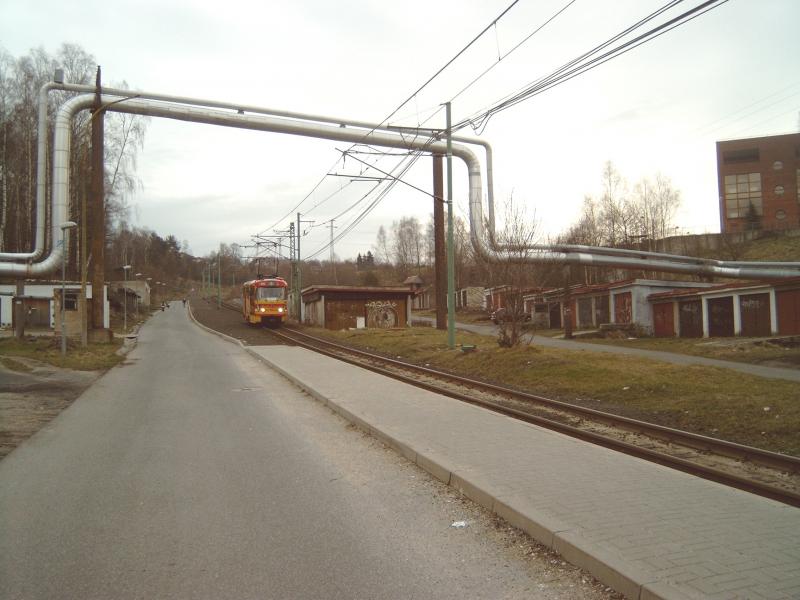 Zoals vaak in Oost-Europa, zie je langs de lijn in de buitenwijken groepen garages en buizen van de stadsverwarming.