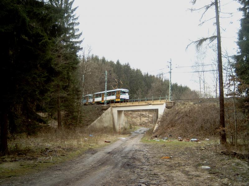 Onderweg zien we een tram over een viadukt rijden.Het is een Tatra T2, een museum-tramstel dat af en toe in de gewone dienst te zien is.