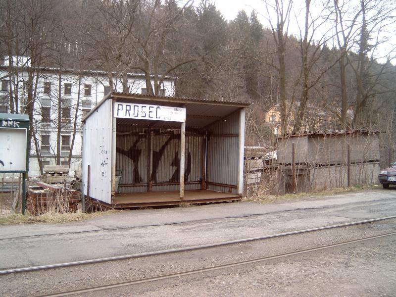 Een zeer eenvoudig uitgevoerde abri ergens halverwege de lijn.