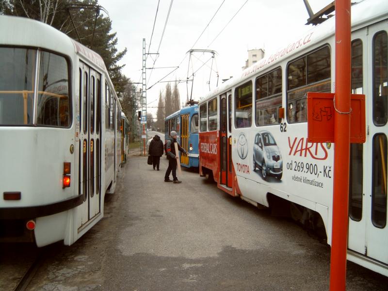 De lijn is enkelsporig en de trams zijn als eenrichtingtrams uitgevoerd. Bij een aantal haltes onderweg passeren de trams elkaar links, zodat een middenperron ontstaat.