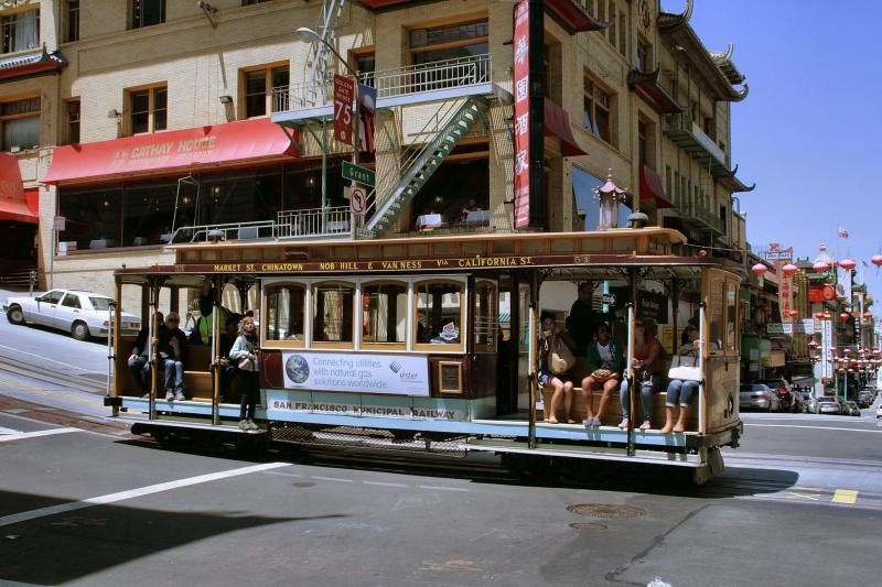 De wagens van deze lijn dragen de namen van de eindpunten Market Street en Van Ness Avenue; ze passeren daarbij de wijk Chinatown.Een tram stopt door hem los te koppelen van de kabel en tegelijkertijd een railrem in werking te stellen.