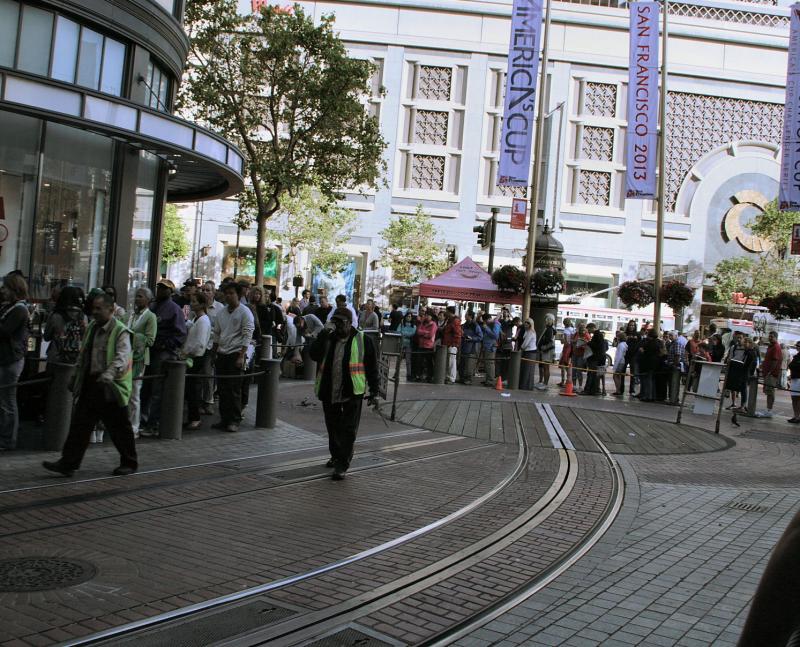 Sommige cars hebben een tweerichting bediening, niet echter de wagens die in Powell Street naar beneden komen: die moeten gekeerd worden. Midden in de stad ligt daarvoor een draaischijf, met er omheen een lange rij mensen die hopen een ritje met de cablecar te kunnen maken.