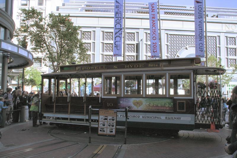 De kabelklem wordt voor de schijf gelost, de wagen rijdt uit tot op de schijf,die vervolgens ′met de hand′ gedraaid wordt.
