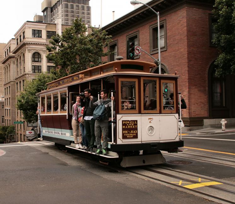 Ook Powell Street. Voor dwarswegen is de helling een stukje afgevlakt. De kruisingen zijn de natuurlijke halteplaatsen voor de tram.