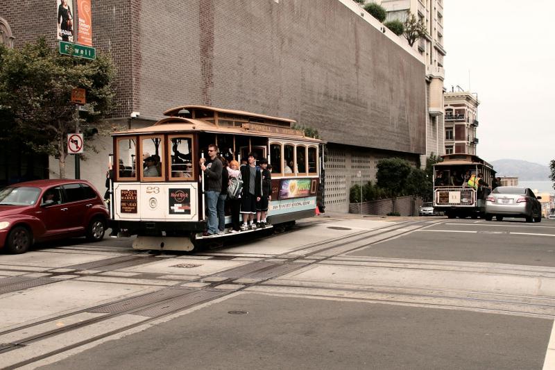 Op het kruispunt van California Street en Powell Street, kruisen ook de kabelbanen. Alle lijnen passeren dit kruispunt.