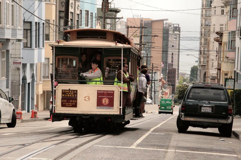 De achterkant van een afdalende eenrichtingstram op een wissel; de remmer moet zich behoorlijk inspannen.
