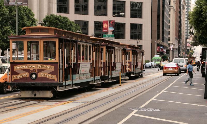 Nee, ze rijden niet gecombineerd; dit is een opstelplaats nabij het beginpunt bij Market Street