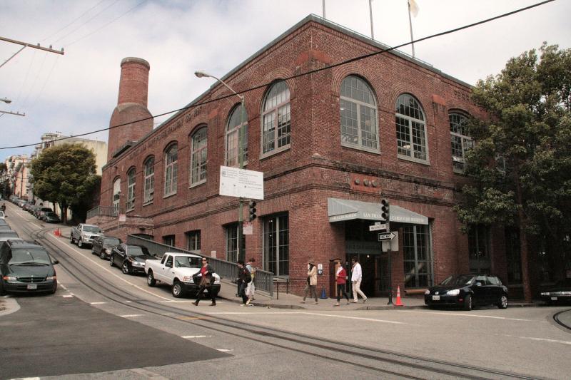 De cable cars worden voortbewogen door onder het wegdek lopende kabels. Deze kabels worden alle bediend vanuit deze Cable Car Barn. Aanvankelijk vormden stoommachines de krachtbron, later elektromotoren. In 1984 werd het hele trambedrijf gerenoveerd; hierbij werden vier nieuwe GE-motoren van elk 510 pk geplaatst.