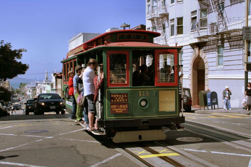 De derde lijn, Powell & Hyde Line, is de langste. Vanaf Market Street naar het noorden via Powell Street (medegebruik door de vorige lijn), dan westwaarts Jackson Street en tenslotte weer naar het noorden door Hyde Street tot aan de baai van San Francisco.