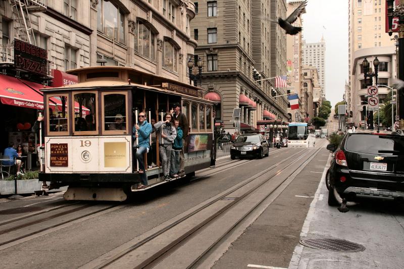 Ongevaarlijk is het niet, vooral wanneer twee trams elkaar passeren.