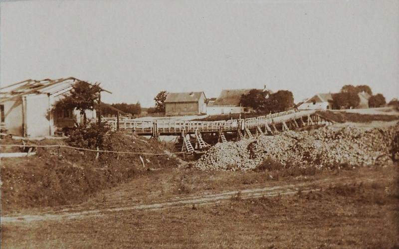De eerste brugverbinding over de IJssel, een schipbrug; een afbeelding van rond 1850.