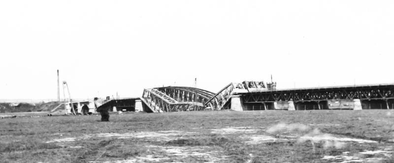 Helaas was de bruggen geen lang leven beschoren. Onder dreiging van de Duitse invasie werden ze op 10 mei 1940 door de Genietroepen van het Nederlandse leger opgeblazen.