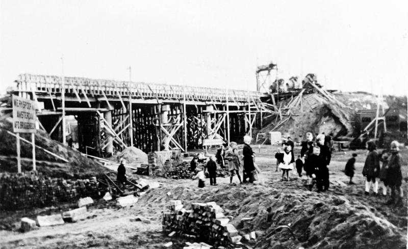 De herbouw van het viaduct in de Dorpstraat, begin 1946.
