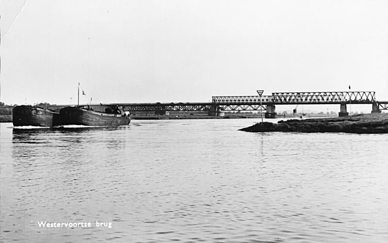 De Westervoortse noodbruggen gezien richting noord in de jaren vijftig. De hoge brug voor het treinverkeer ligt achter de twee lage verkeersbruggen.