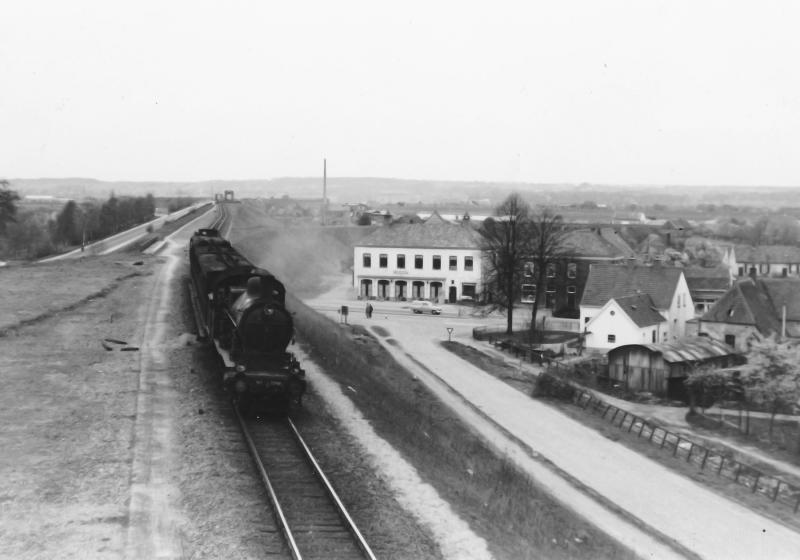 De noodbrug is alweer wat jaren in dienst als de stoomloc NS 3794 met een personentrein vanaf de IJsselbrug over enkelspoor richting het (gesloten) station Westervoort raast. Foto J.C. de Jongh, 2 mei 1954