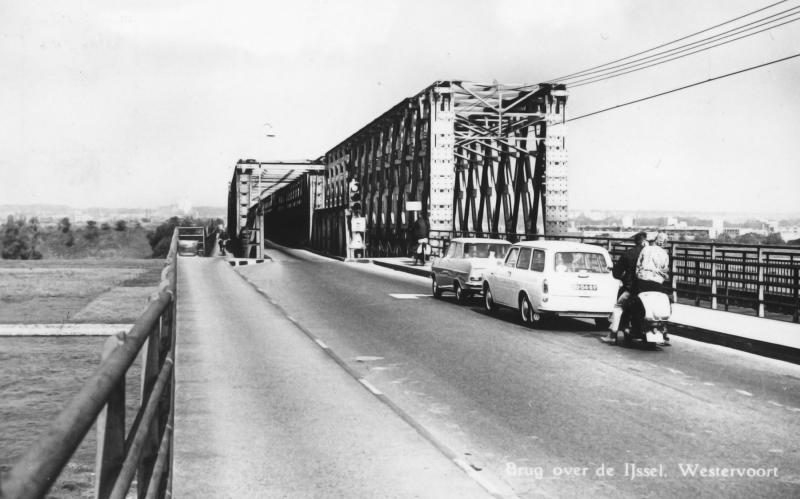 De tijdelijke bruggen kregen een soort permanent karakter. Decennia lang bleef de situatie ongewijzigd: een eensporige baileybrug en een eenbaans verkeersbrug met verkeerslichten beveiligd.
