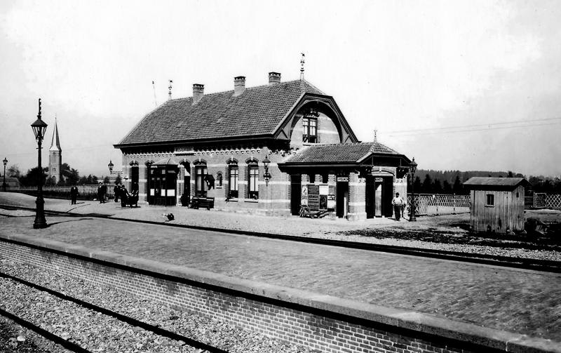 Het station Westervoort in volle glorie met een eilandperron voor spoor twee en drie, waarschijnlijk eind 1901.