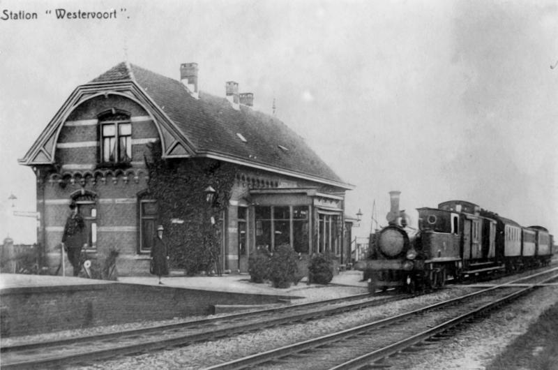 Het station zou in 1936 voor reizigersvervoer gesloten worden. In de dertiger jaren was het aantal reizigers uiterst gering. Op de foto van ongeveer 1930 tellen we één reiziger.