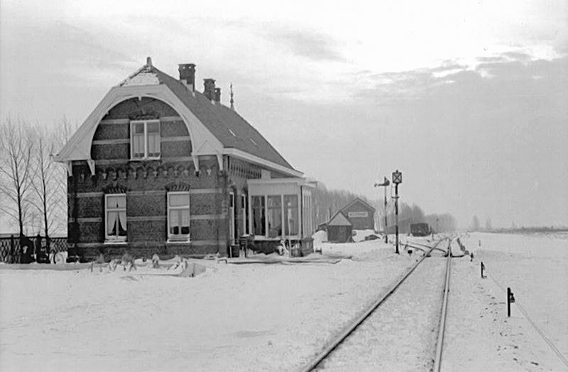 Zoals bij de bruggen al beschreven, werd het baanvak rond de brug na de oorlog teruggebracht tot een enkel spoor. Westervoort behield een aftakking voor goederen, met een spoortje naar de goederenloods en een naar de losweg.