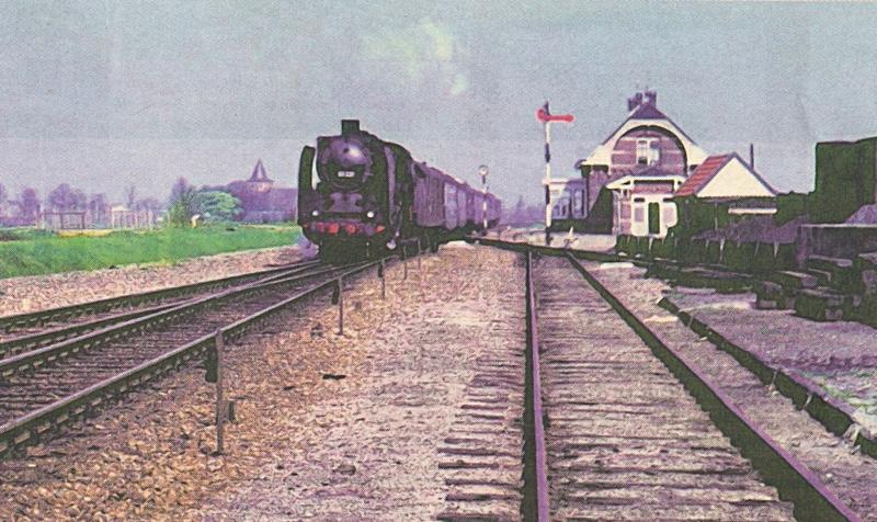 De Loreley-Joegoslavië Express uit Amsterdam passeert het stationsgebouw van Westervoort.