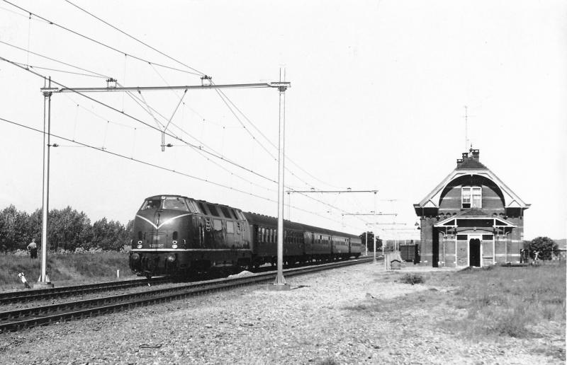 De Duitse dieselloc V200 017 (bouwjaar 1956) passeert voor een personentrein richting Duitsland.