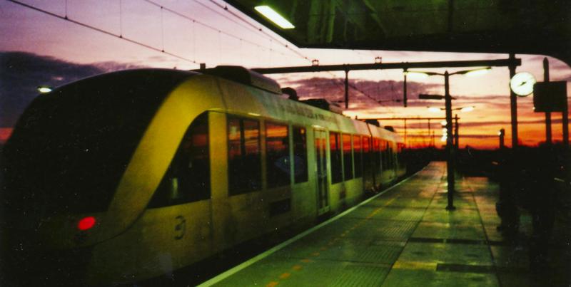 11 december 2011: de eerste trein vanaf Arnhem arriveert op het nieuwe station Westervoort.