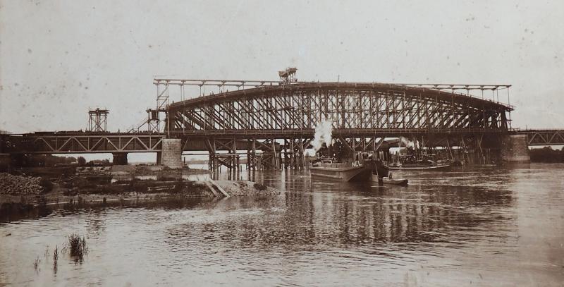 De aanbouw van een nieuwe (dubbele) brug is in volle gang; 28 juni 1900, gezien in zuidelijke richting.