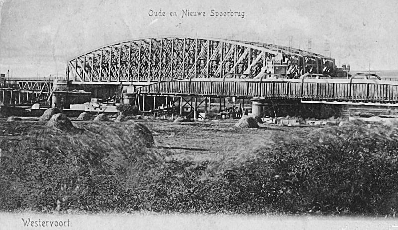 De twee spoorbruggen (achteraan) en de verkeersbrug zijn in dienst gesteld. Een schip vaart onder de verhoogde bruggen door. Van de oude brug is het draaigedeelte al ontmanteld.Foto 1901, gezien in noordelijke richting.