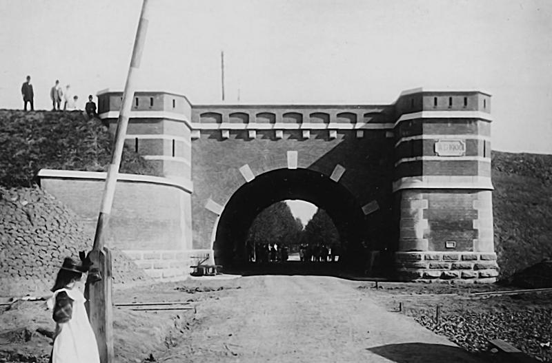 Voor het dorp Westervoort had de brugverhoging ingrijpende consequenties: er kwam een hoge spoordijk dwars door het dorp, met welgeteld één viaduct, in de Dorpstraat.