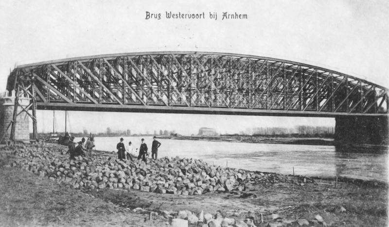 De spoorwegwerken zijn beëindigd; de oude draaibrug is geruimd.