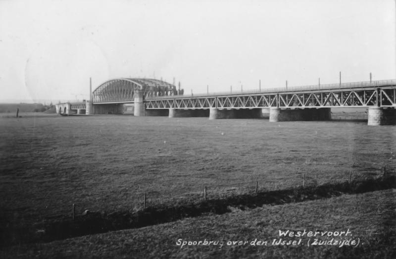 De bruggen hebben naar tevredenheid dienst gedaan, ook de verkeersbrug bood voldoende faciliteiten. Foto: 1930 gezien van af de zuidzijde