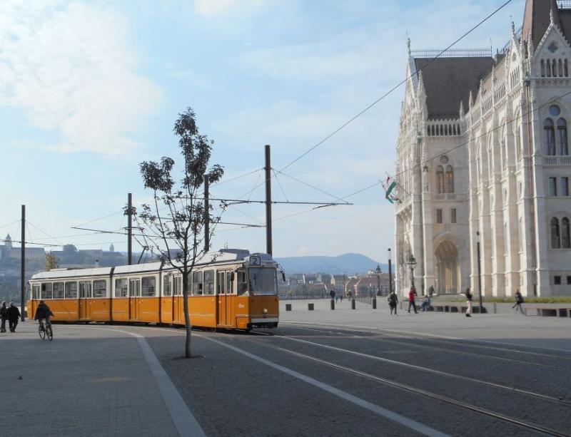 Lijn 2 bij het parlementsgebouw