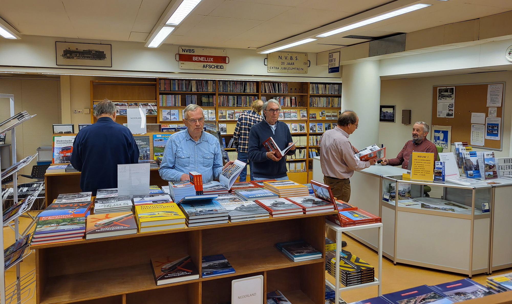 Bibliotheek, archief en winkel geopend. Uitverkoop in de winkel.