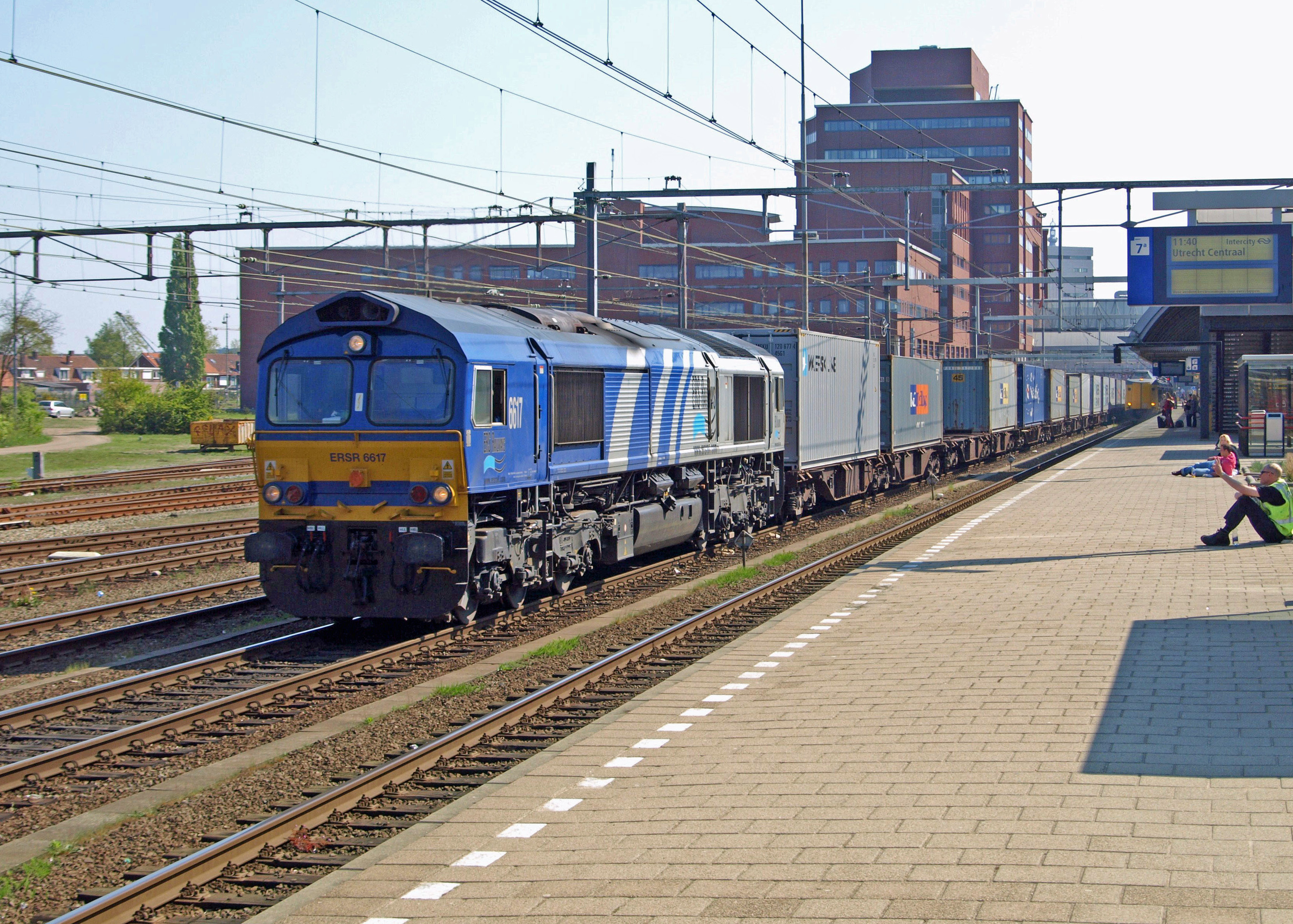 Concurrentie op het spoor. Een loc Class 66 van ERS Railways met een containertrein in Amersfoort, 25 april 2009. Foto: Gerrit Nieuwenhuis.