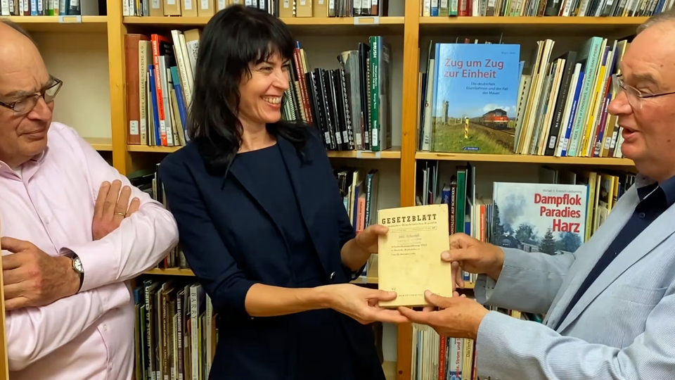 Gesetzblatt der DDR – overhandiging aan de NVBS-bibliotheek (2021)