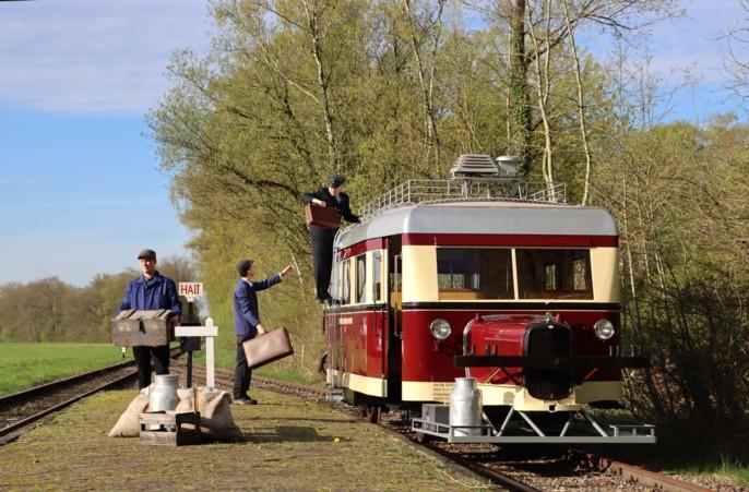 Wismarer Schienenbus T1 bij de halte Boekelo Zoutindustrie van de Museum Buurt Spoorweg.