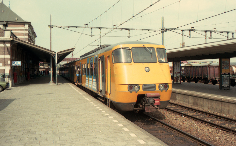 NS Sprinter 2874 in station Hoorn, 30-07-1984. Foto: Nico Spilt.
