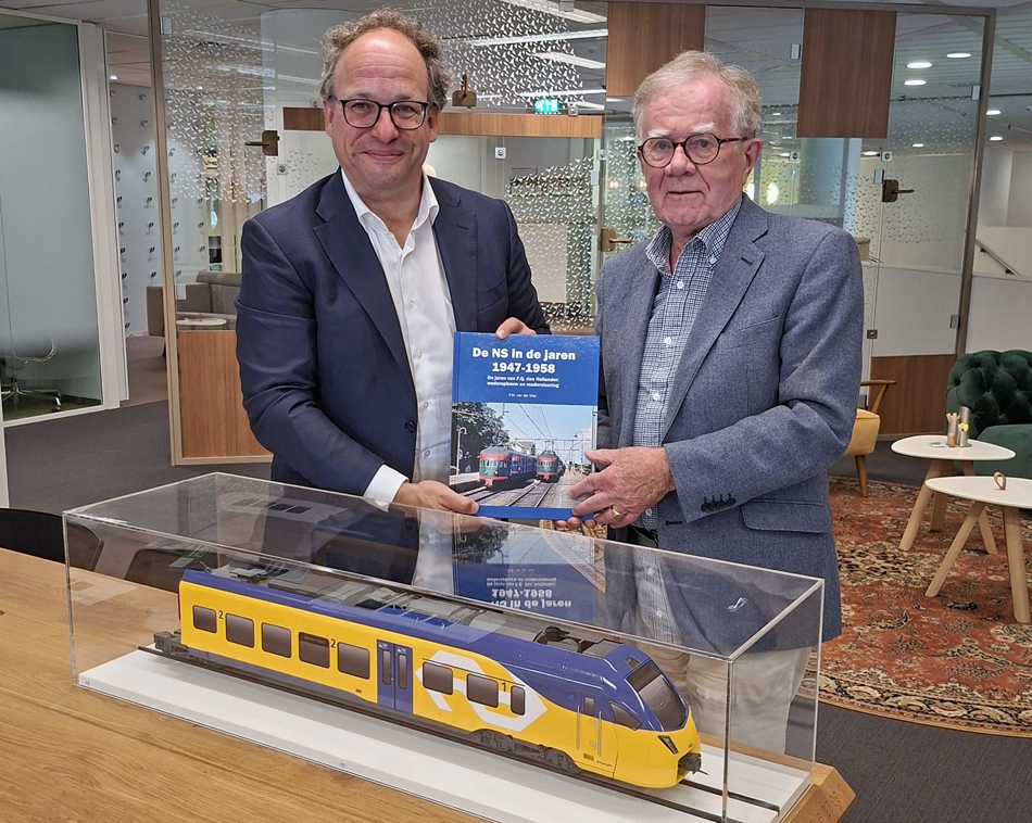 Wouter Koolmees neemt jubileumboek in ontvangst